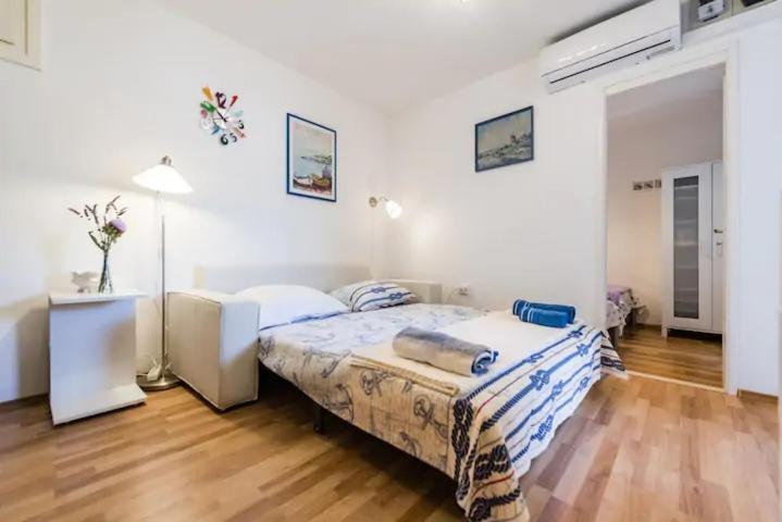 Apartment Pjaca Postira Exterior photo